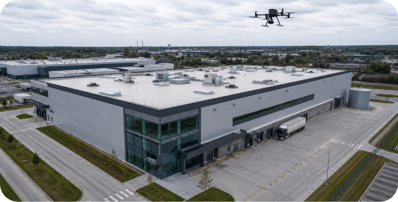 Dron podczas inspekcji hali przemysłowej