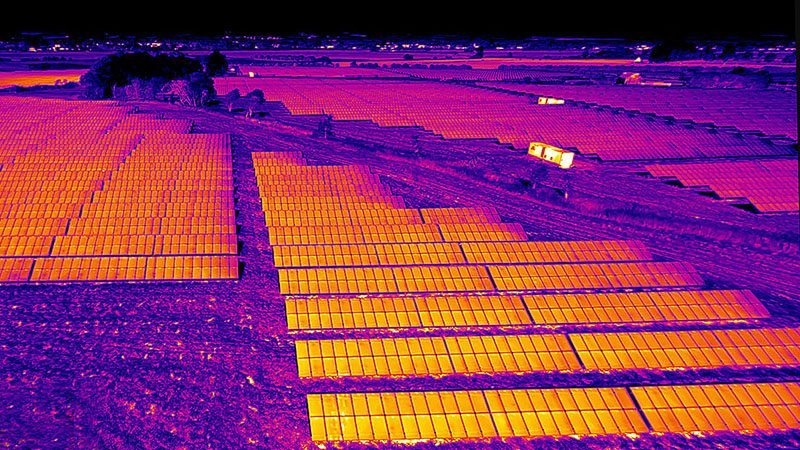 Termowizyjna inspekcja farmy fotowoltaicznej z drona