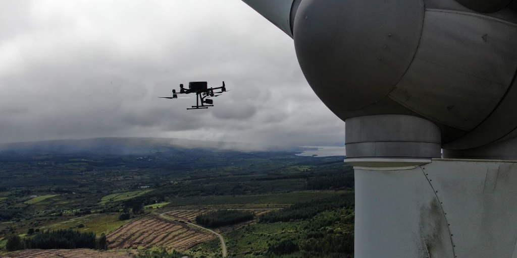 Dron podczas inspekcji turbiny wiatrowej